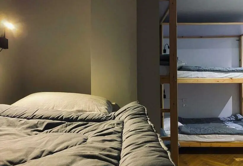 تختخواب در اتاق مشترک, Madina Hostel