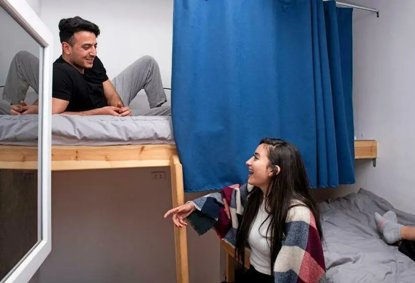 تختخواب در اتاق مشترک, Madina Hostel