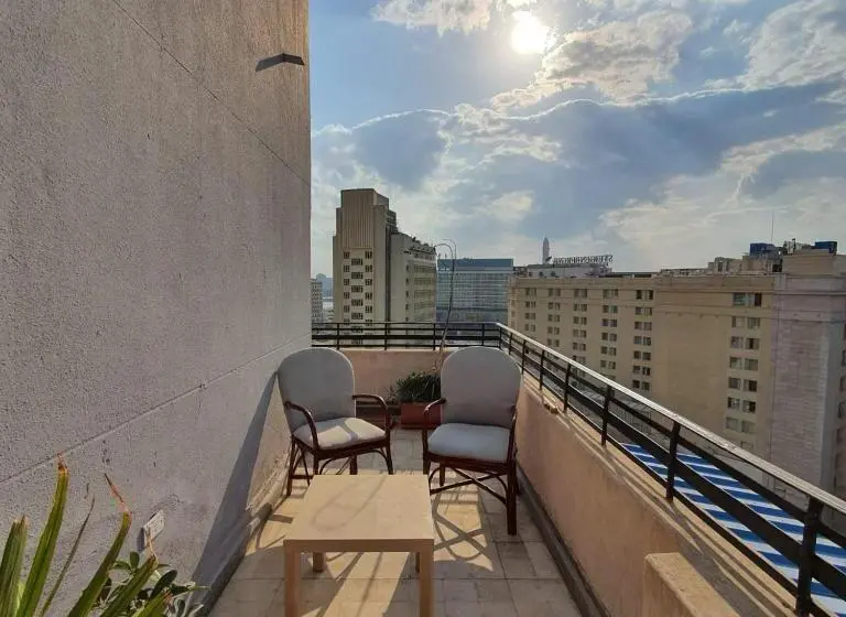 اتاق لوکس با بالکن, Madina Hostel