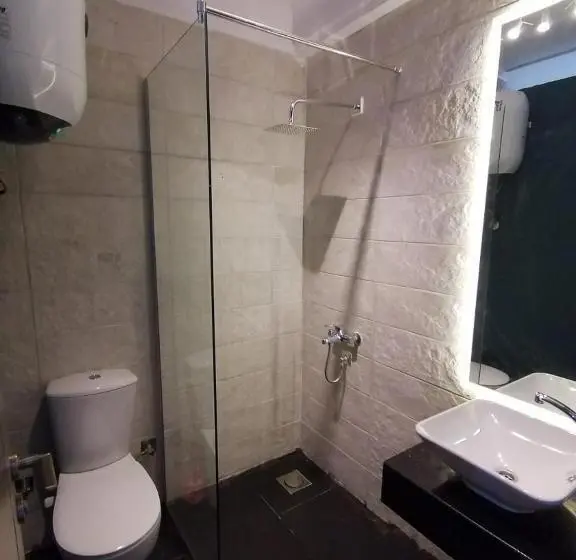 اتاق لوکس با بالکن, Madina Hostel