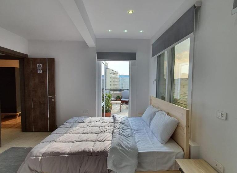 اتاق لوکس با بالکن, Madina Hostel