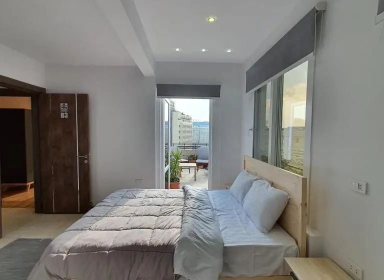 اتاق لوکس با بالکن, Madina Hostel