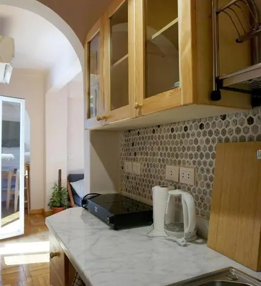 سوئیت با بالکن, Madina Hostel