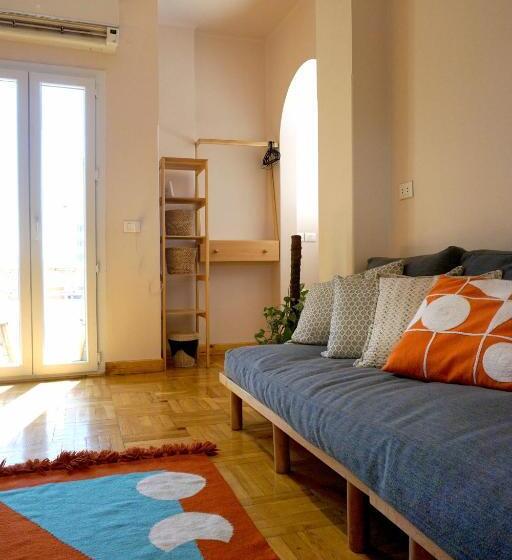 سوئیت با بالکن, Madina Hostel