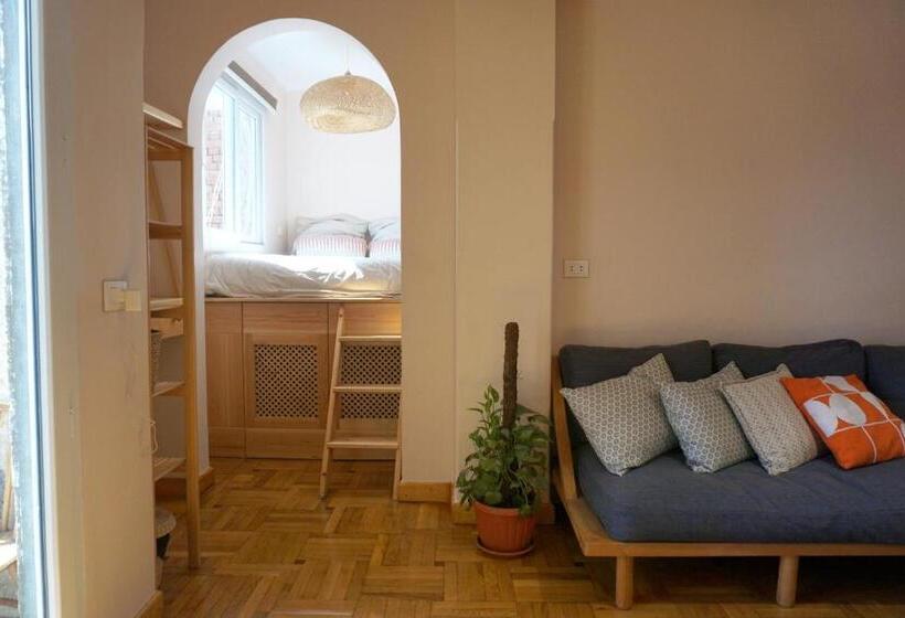 سوئیت با بالکن, Madina Hostel