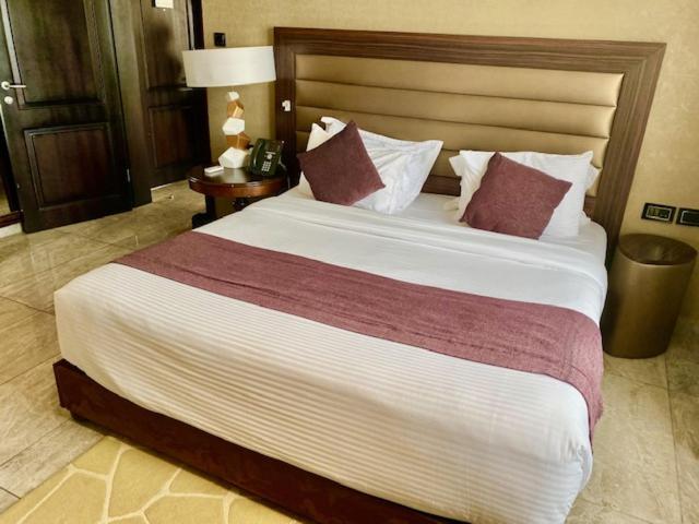 스위트 킹사이즈 침대, The Palms By Eagles Accra
