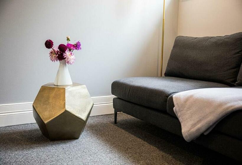 סוויטה, Closeburn House