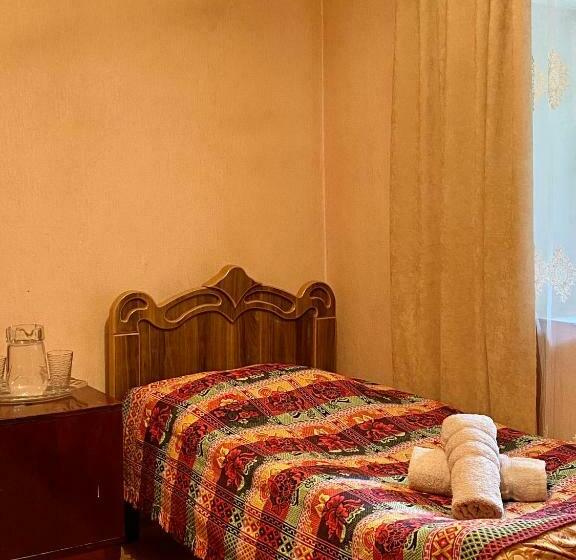 اتاق استاندارد یک نفره, Nizharadze's Tower