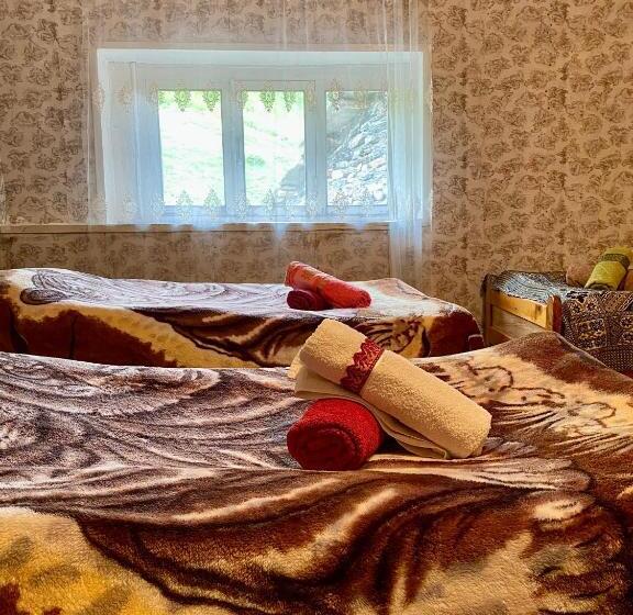 اتاق استاندارد سه نفره, Nizharadze's Tower