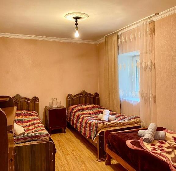 اتاق استاندارد سه نفره, Nizharadze's Tower