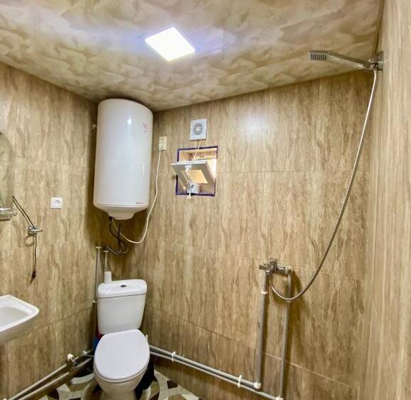 اتاق استاندارد سه نفره, Nizharadze's Tower