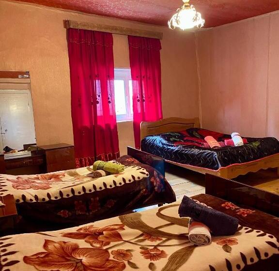 اتاق استاندارد چهار تخته, Nizharadze's Tower