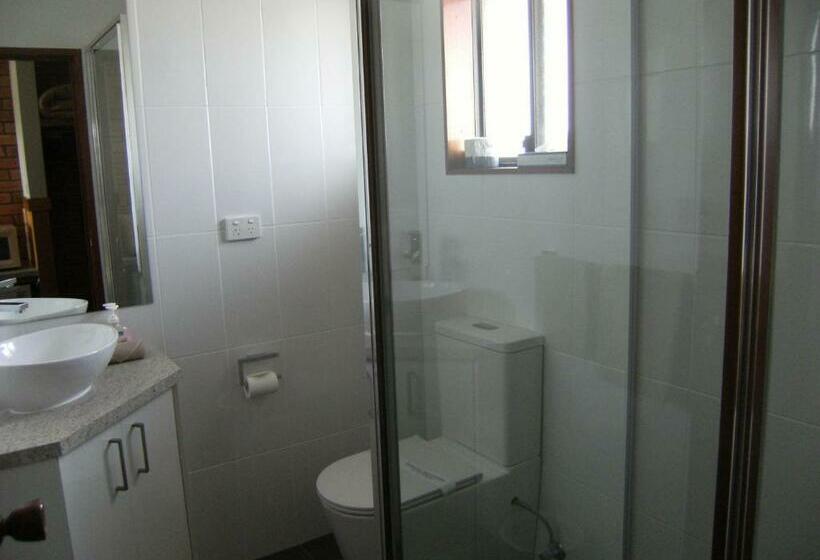 غرفة عائلية, Regency Court Motel