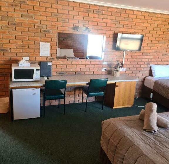 패밀리 룸, Regency Court Motel