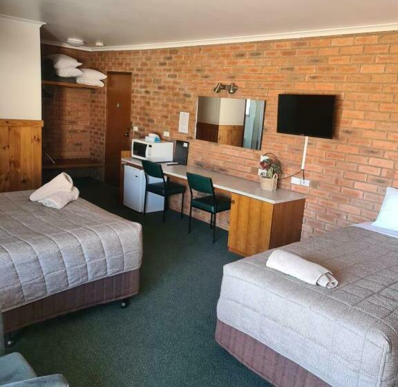 غرفة عائلية, Regency Court Motel