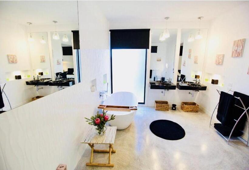 身障者適用キングサイズベッドルーム, Driftaway On Dundas