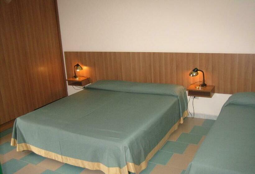 Номер Стандарт Трехместный, Kennedy