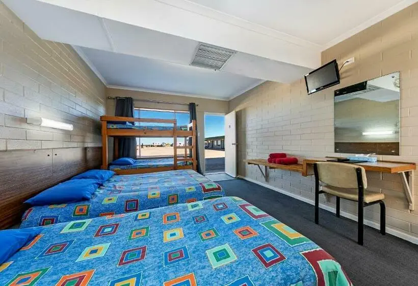 Quarto Familiar, Nullarbor Roadhouse