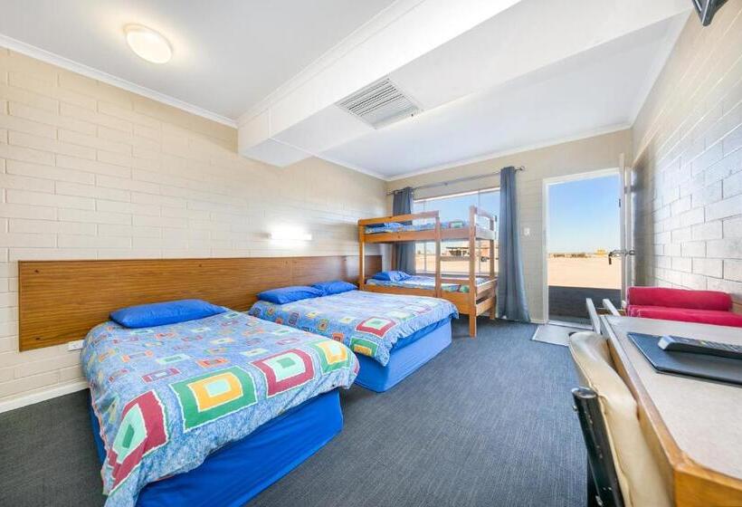 家庭间, Nullarbor Roadhouse