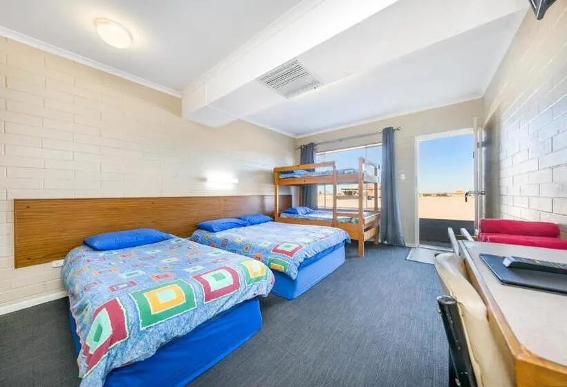 Quarto Familiar, Nullarbor Roadhouse
