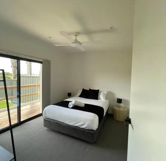اتاق لوکس خانوادگی, Inverloch Motel