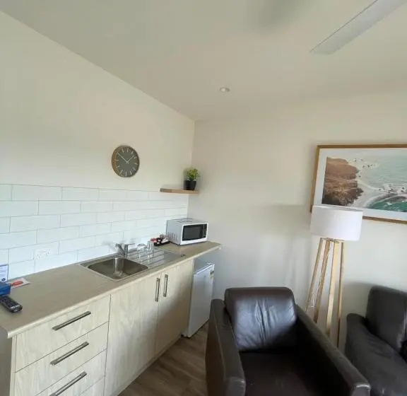 اتاق لوکس خانوادگی, Inverloch Motel