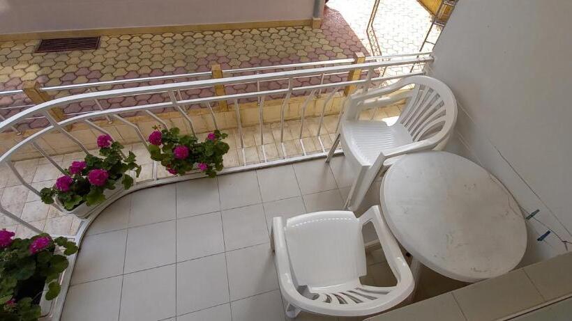 سوییت خانوادگی, Guesthouse Flora