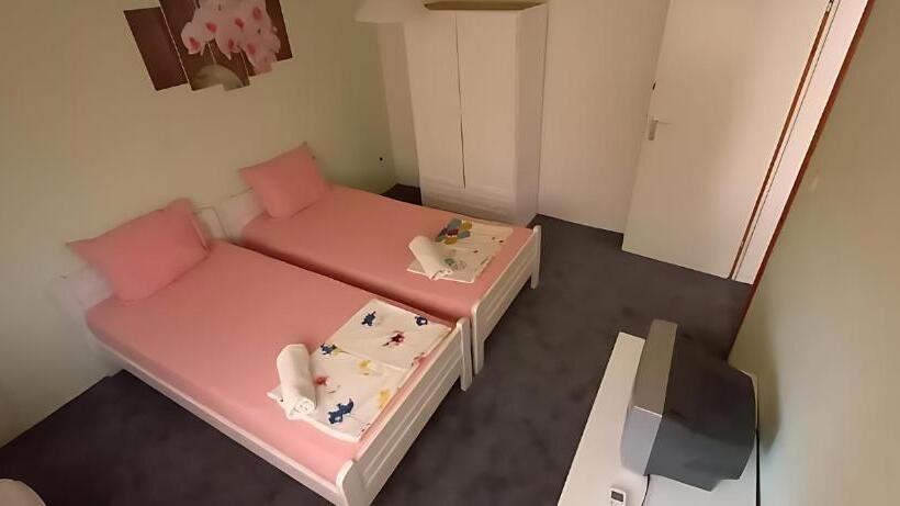 سوییت خانوادگی, Guesthouse Flora