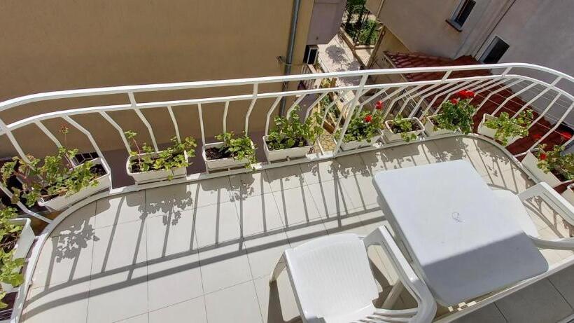 سوییت جونیور, Guesthouse Flora