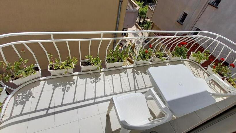 سوییت جونیور, Guesthouse Flora