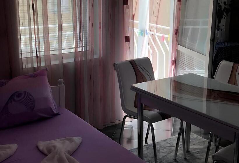 דירת חדר עם טרסה, Guesthouse Flora