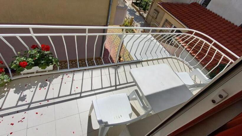 סוויטה משפחתית, Guesthouse Flora