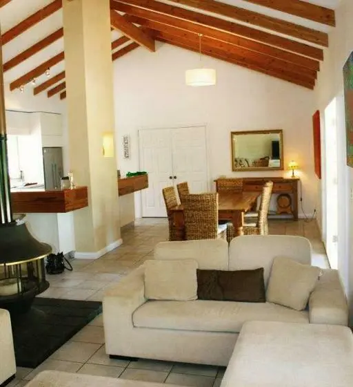 デラックスルーム, Llewellin S Guest House