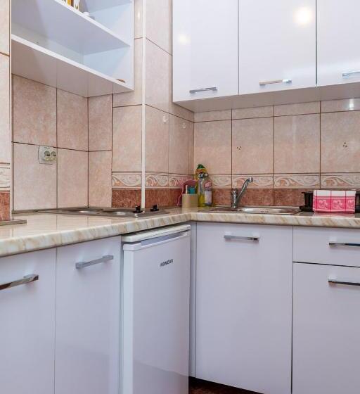 اتاق سوپریور, Smeštaj Luka