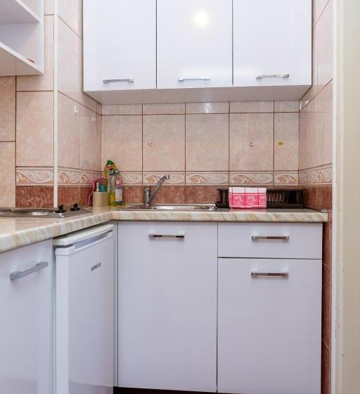 اتاق سوپریور, Smeštaj Luka