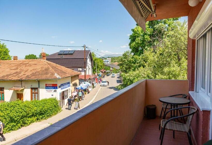 سوئیت 2 خوابه, Smeštaj Luka