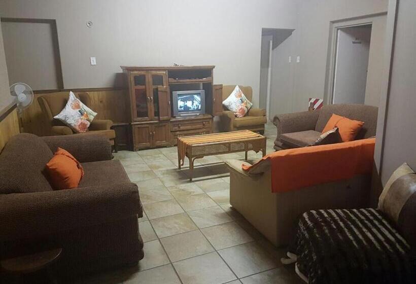 חדר סטנדרט לשלושה, The Highland Inn