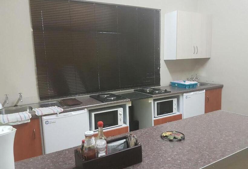 חדר משפחתי, The Highland Inn