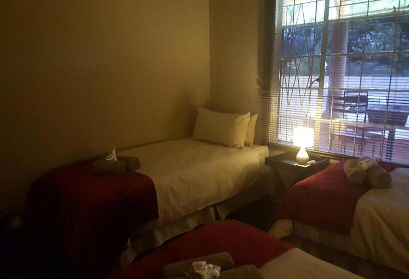 חדר סטנדרט לארבעה, The Highland Inn