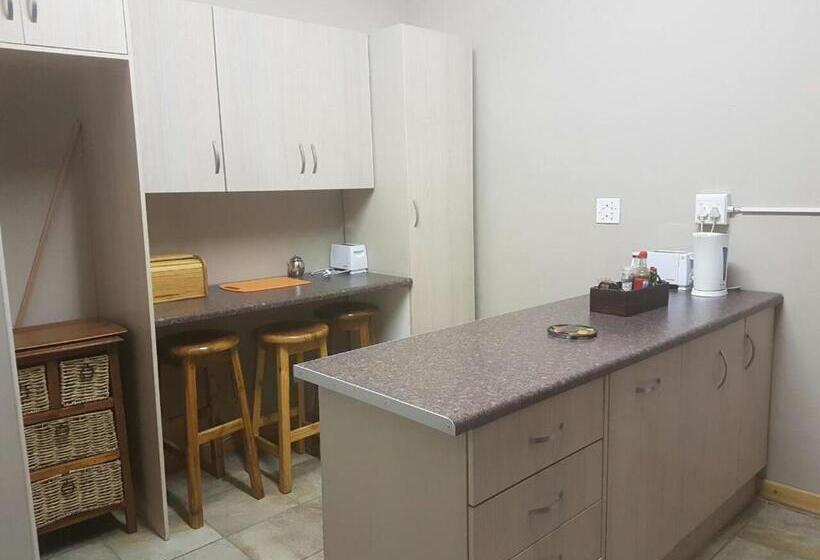 חדר סטנדרט לשלושה, The Highland Inn