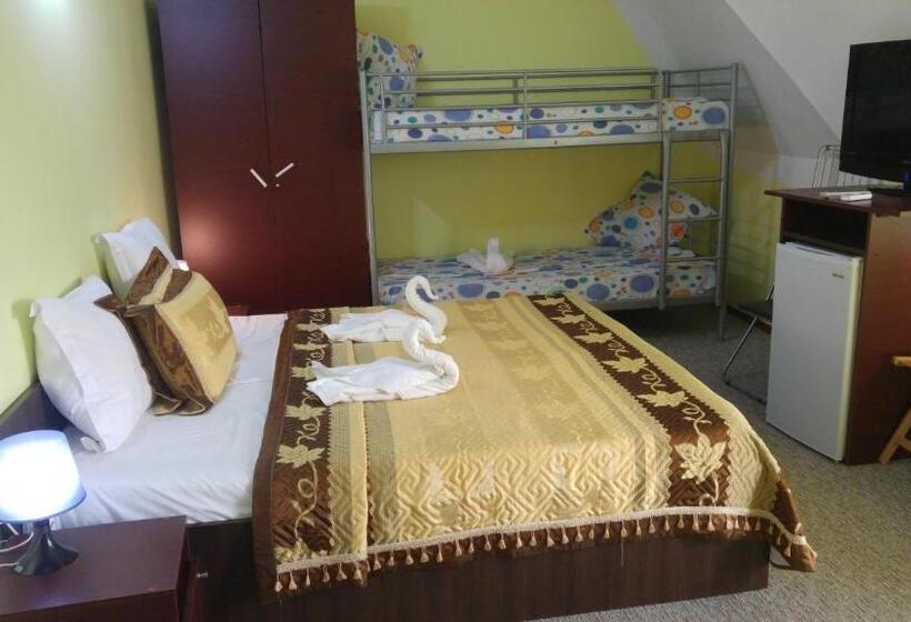 デラックスファミリールーム, Pensiunea La Castel   Piscina Incalzita