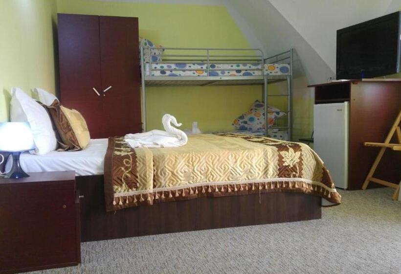 חדר משפחתי דלוקס, Pensiunea La Castel   Piscina Incalzita