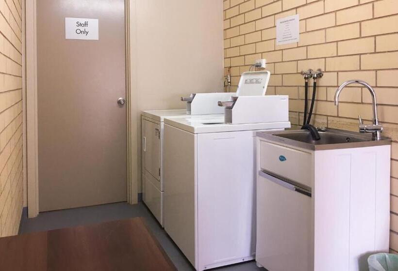 غرفة عائلية, Augusta Budget Motel