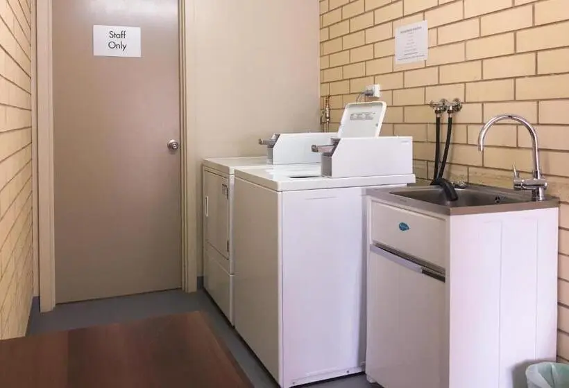 ファミリールーム, Augusta Budget Motel