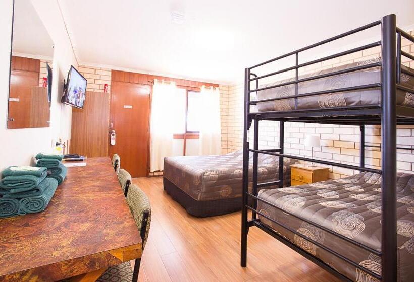 غرفة عائلية, Augusta Budget Motel