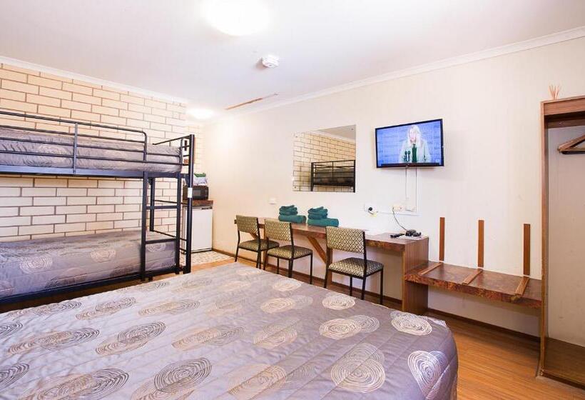 غرفة عائلية, Augusta Budget Motel