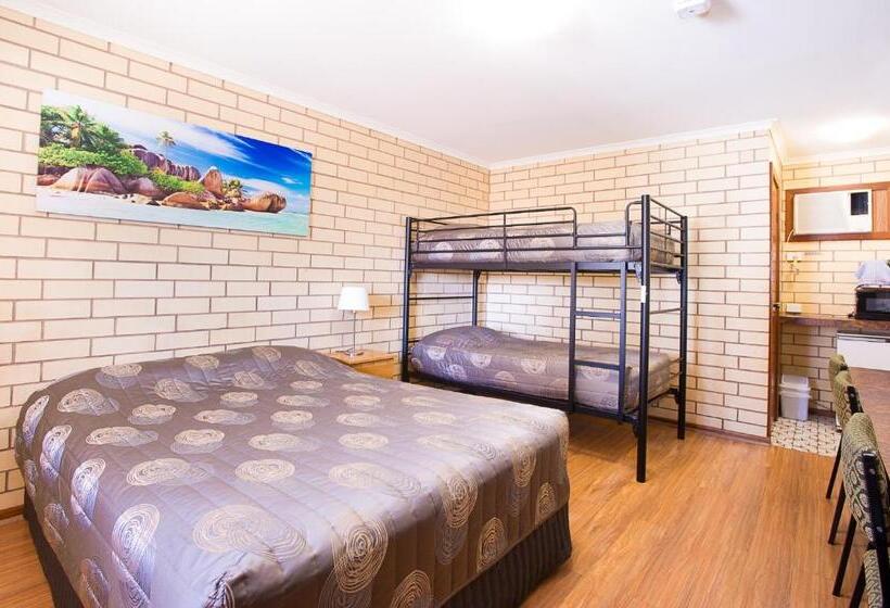 غرفة عائلية, Augusta Budget Motel