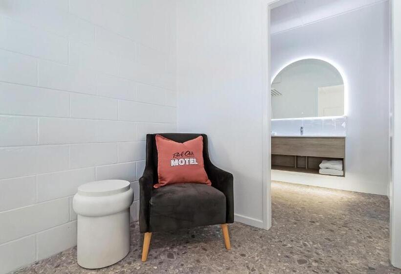 غرفة عائلية, Bel Air Motel