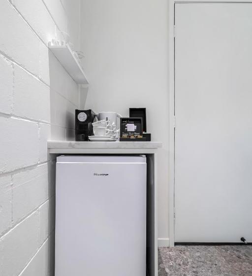 إستوديو ديلوكس, Bel Air Motel