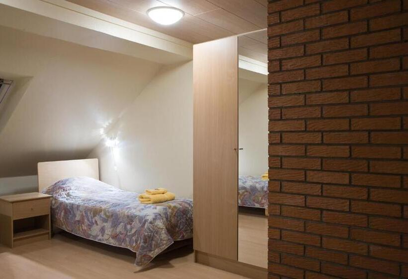 اتاق استاندارد با سرویس بهداشتی مشترک, Posti Hostel